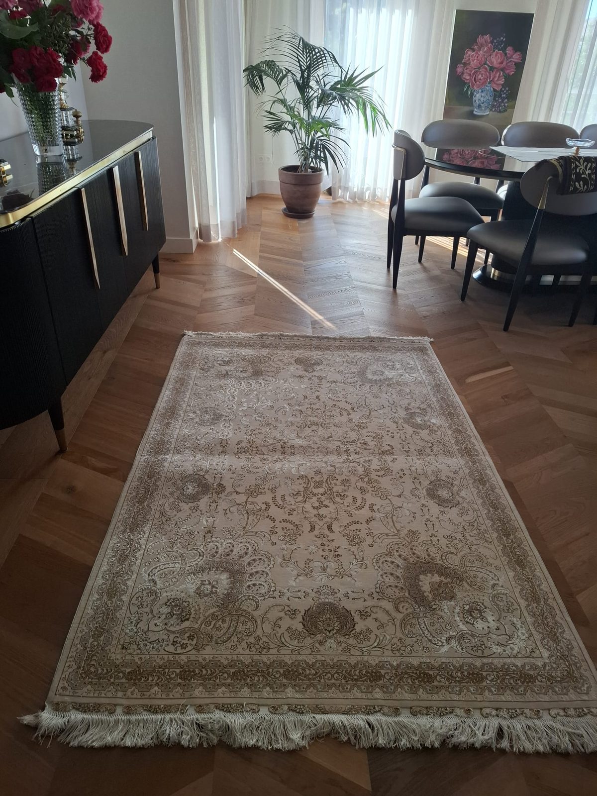Halı serili ferah salon