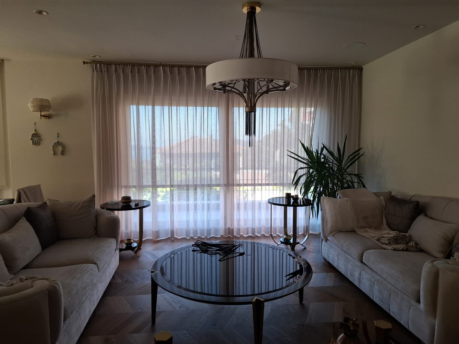 Aydınlık beyaz koltuklu salon